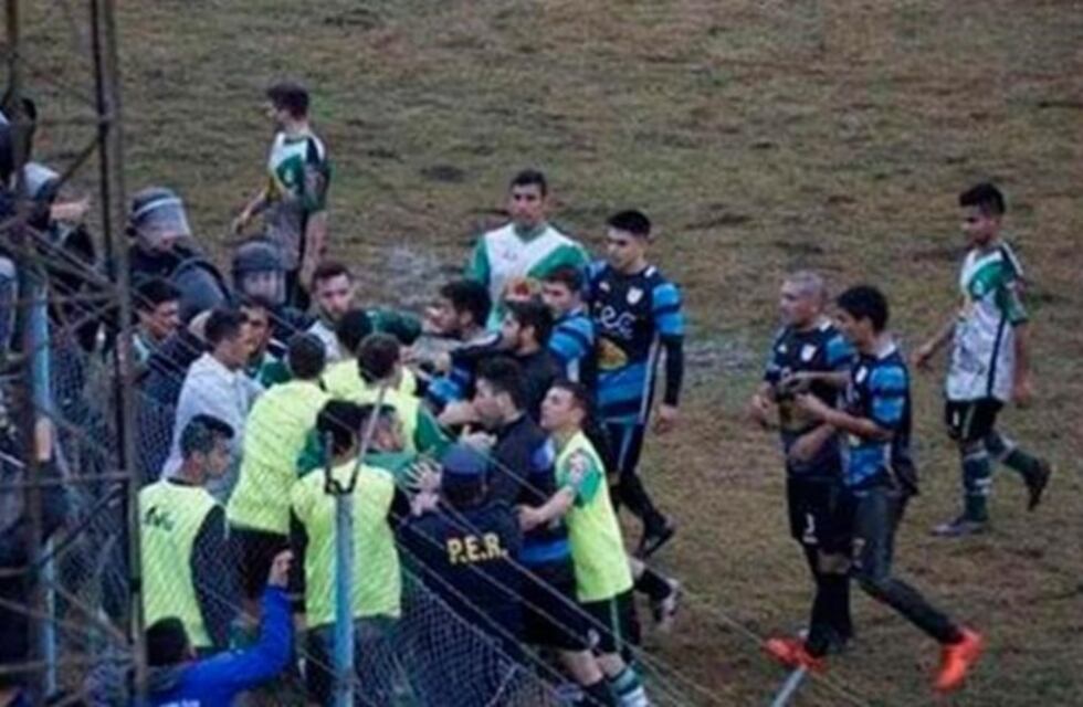 ¡Hincha oportuno! En plena batalla campal en la cancha, se puso a tocar la canción de Rocky
