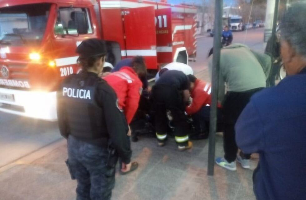Momento de tensión por un niño que quedó con la pierna atrapada en una rejilla