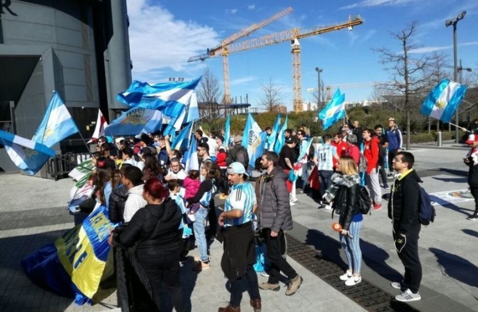 Hinchas de River y Boca, juntos en Madrid para apoyar a la Selección Argentina