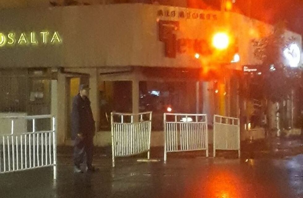 Bajo la lluvia: la foto del policía que conmueve a Salta