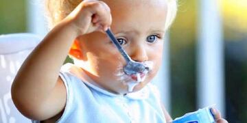 Niños comiendo yogur