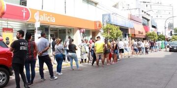 Hay largas filas e inconvenientes para retirar dinero de los cajeros automáticos (Foto: web)