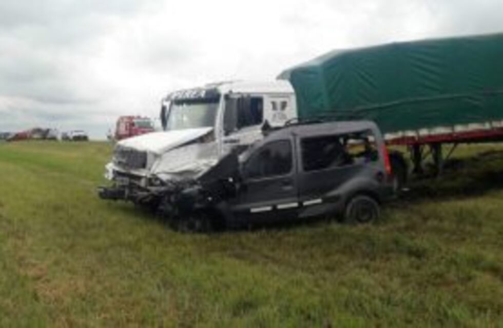 Murieron los cinco ocupantes de un utilitario que chocó de frente con un camión en la Ruta 34