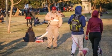 Los espacios verdes se pueden disfrutar pero sin picnics\u002E (Alan Monzón/Rosario3)
