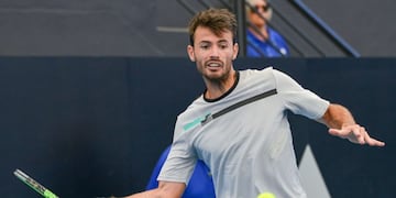 Juan Ignacio Londero of Argentina hits a return against Daniel Evans of Britain during their men's singles first round match at the Adelaide International tennis tournament in Adelaide on January 13, 2020\u002E (Photo by Brenton EDWARDS / AFP) / IMAGE RESTRICTED TO EDITORIAL USE - STRICTLY NO COMMERCIAL USE