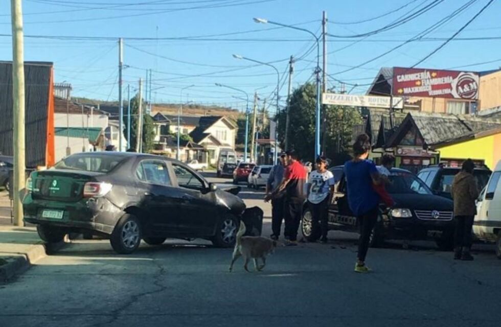 Conductor ebrio produce choque frontal de autos