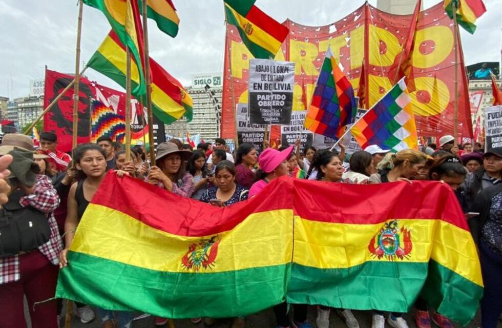 Organizaciones sociales se concentraron en la embajada de Bolivia para apoyar a Evo Morales