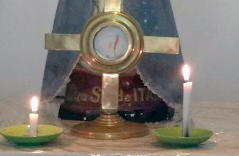 Sorpresa en Rafaela por una hostia consagrada que despide sangre