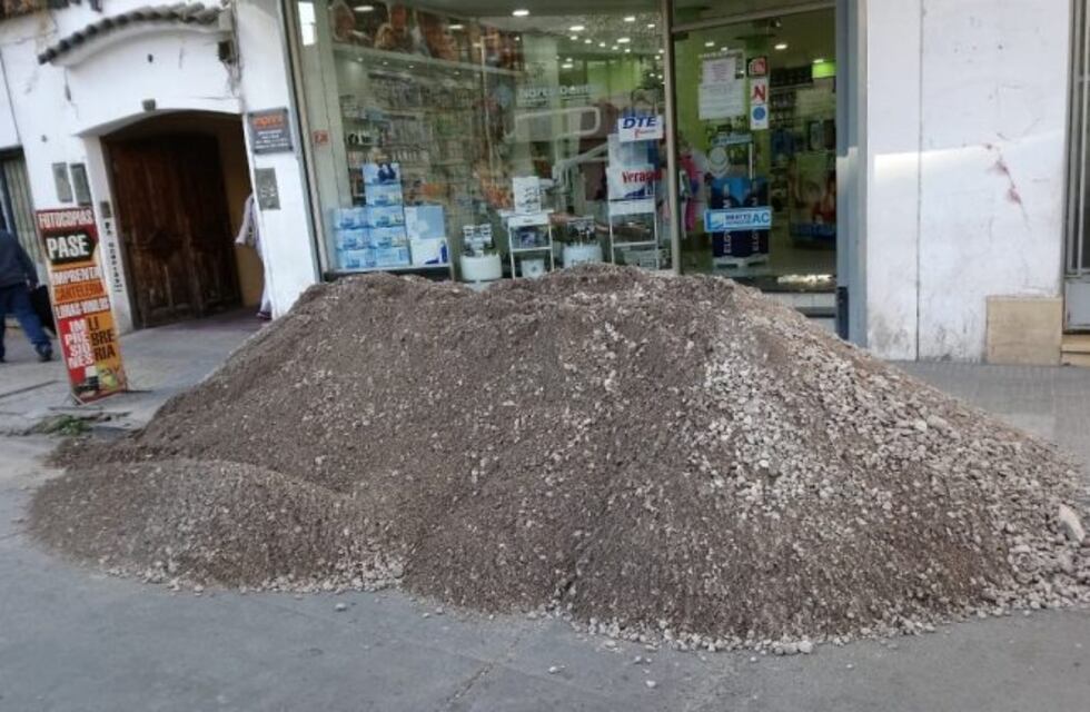 Arrojaron un montículo de tierra y ripio en pleno centro salteño