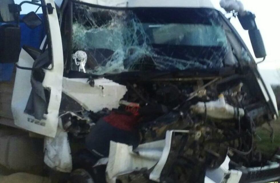 Un camionero se dio a la fuga luego de protagonizar un choque con otro transporte de carga