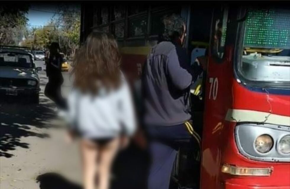 Una joven con problemas psiquiátricos subió al colectivo en ropa interior y se burlaron de ella