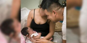 Juan Martínez junto a su esposa Jéssica y su bebé recién nacida (Web)