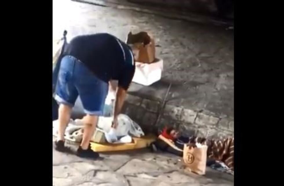 Un hombre se bajó del auto y prendió fuego a dos indigentes que viven en la calle