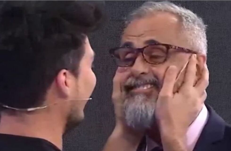 Un panelista de "Intrusos" sorprendió a Jorge Rial con un beso en la boca