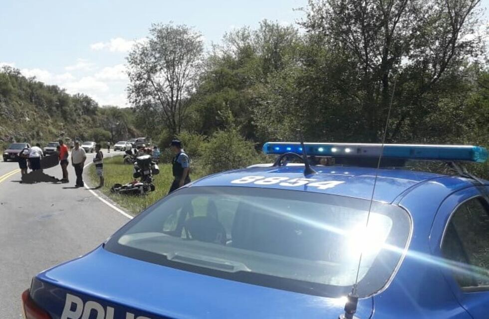 Una moto chocó a una camioneta en las Altas Cumbres