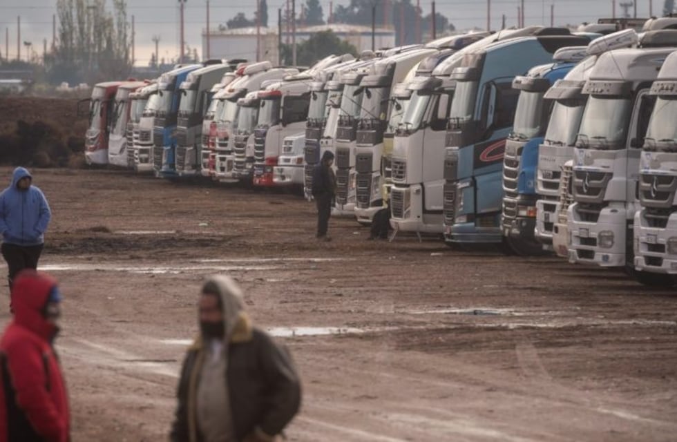 Por las intensas nevadas, unos 800 camioneros esperan cruzar a Chile