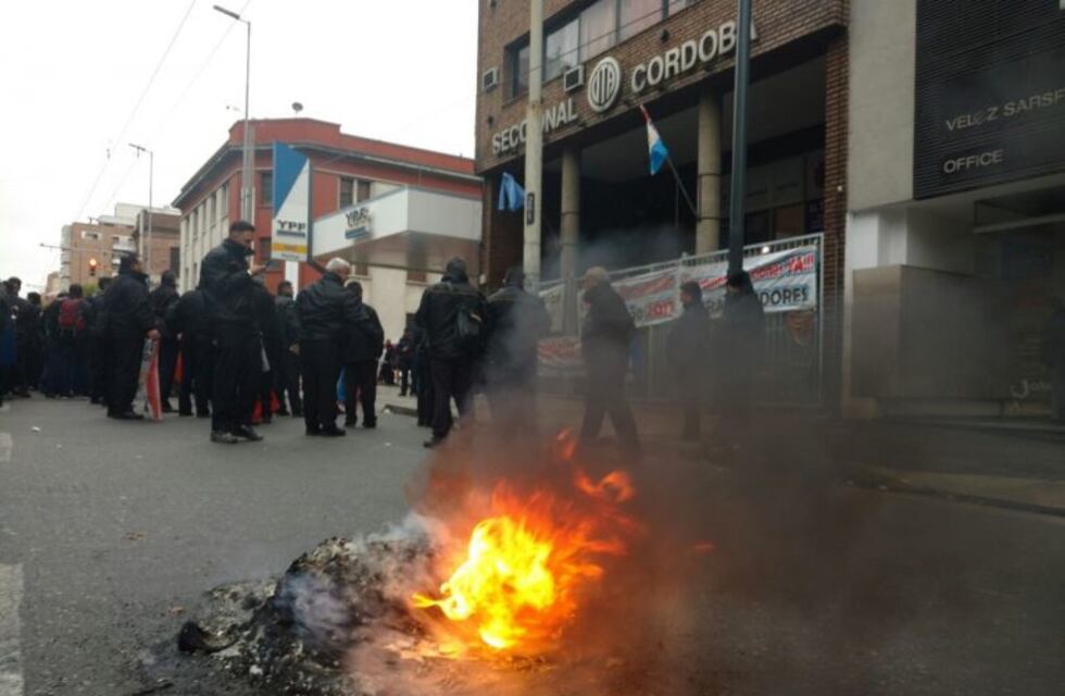 Urgente: se suman otros gremios a la protesta de los choferes en Córdoba