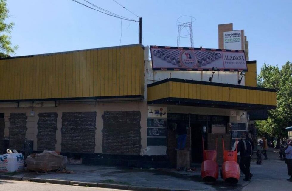 Harto de los robos, tapió todas las vidrieras de su local