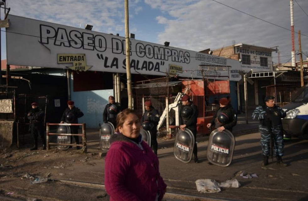 Indagan al "Rey de La Salada" por asociación ilícita y por extorsionar a vendedores de la feria