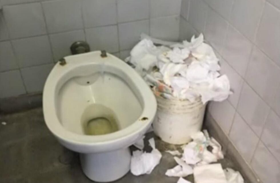 Pidieron extender la feria judicial en Comodoro Py por un desborde cloacal