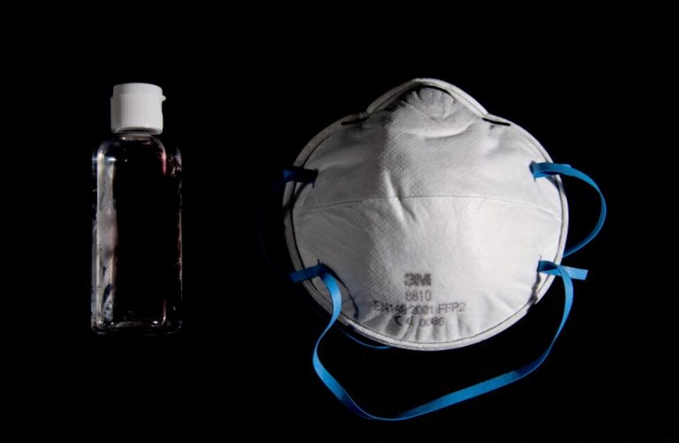 Empiezan a escasear el alcohol en gel y los barbijos en farmacias de Rosario por el coronavirus