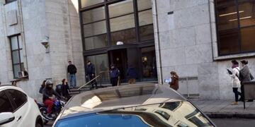 La situación derivó en un arresto al mediodía en el edificio judicial\u002E (Miguel Sanso)