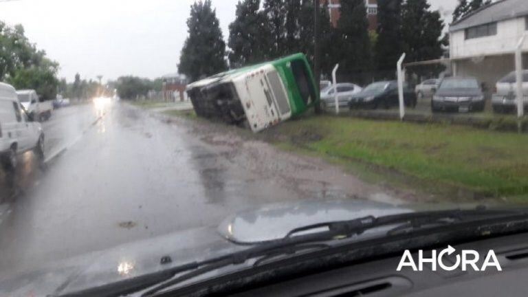 Un colectivo se dio vuelta en Paraná. Fotos: Ahora