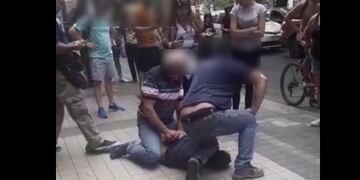 El robo ocurrió en el centro de la ciudad, los vecinos atraparon al ladrón, lo golpearon y el dinero se desparramó en la calle\u002E (Captura video)