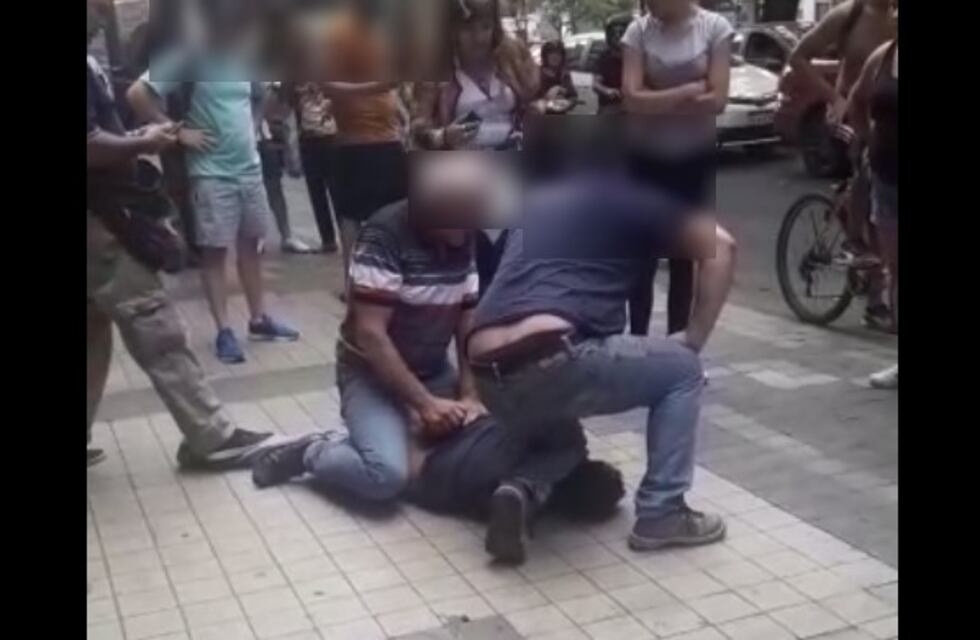 Intentó robar en el Centro, fue atrapado por civiles y el botín se desparramó en la calle