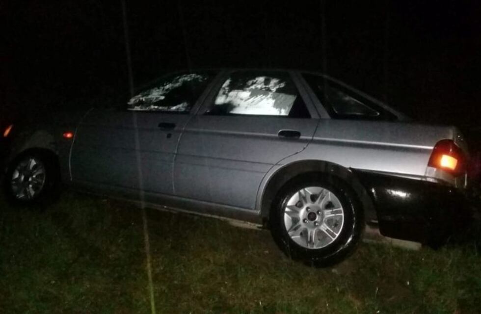 Falda del Carmen: perdió el control en una curva y terminó metiéndose en una alcantarilla