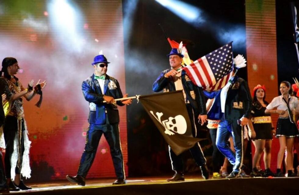 Tras de la polémica, Arandú Belleza salió con banderas piratas