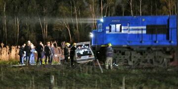 Un auto fue embestido por una formación de trenes