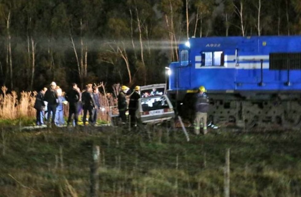 Un auto fue embestido por un tren que venía de Constitución a Bahía Blanca