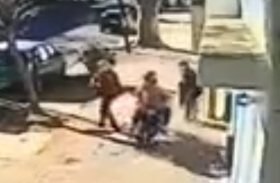 Así fue el enfrentamiento entre vecinos y un motochorro que quiso asaltar a dos mujeres