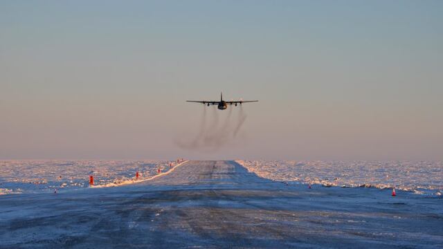 La Armada Argentina realizó vuelos de observación glaciológica sobre la Antártida.