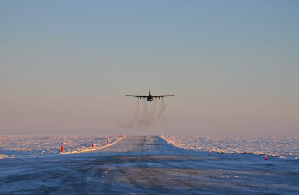 Campaña Antártica: la Armada realizó un vuelo de observación glaciológica