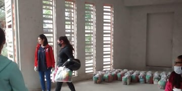 En una de las tantas entregas de módulos alimentarios en Carlos Paz.