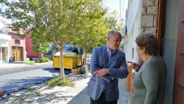 Uset dialogando con vecinos del sector