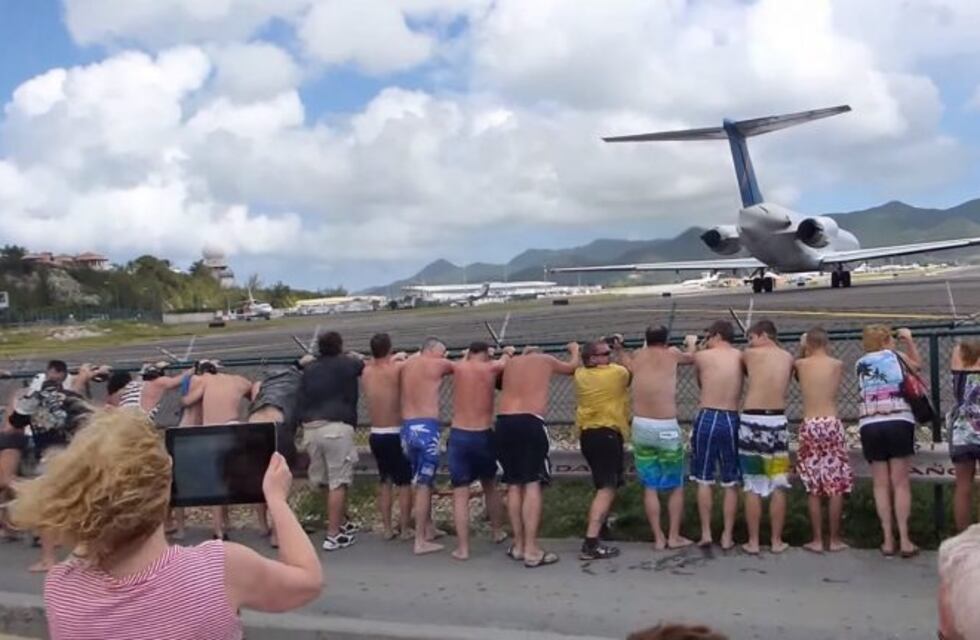 Una turista murió en una playa tras ser despedida por la ráfaga de una turbina de avión