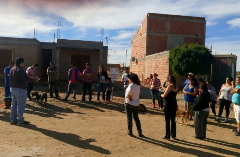 Vecinos que viven en tierras de YPF insisten con que el municipio las compre