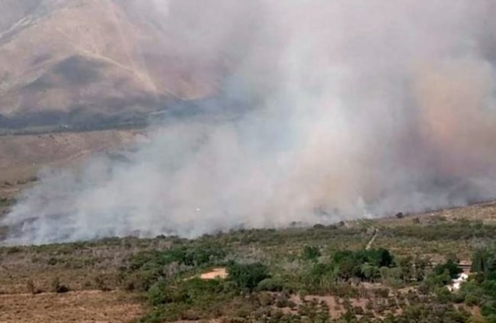 Bomberos combaten tres focos de incendio en Córdoba