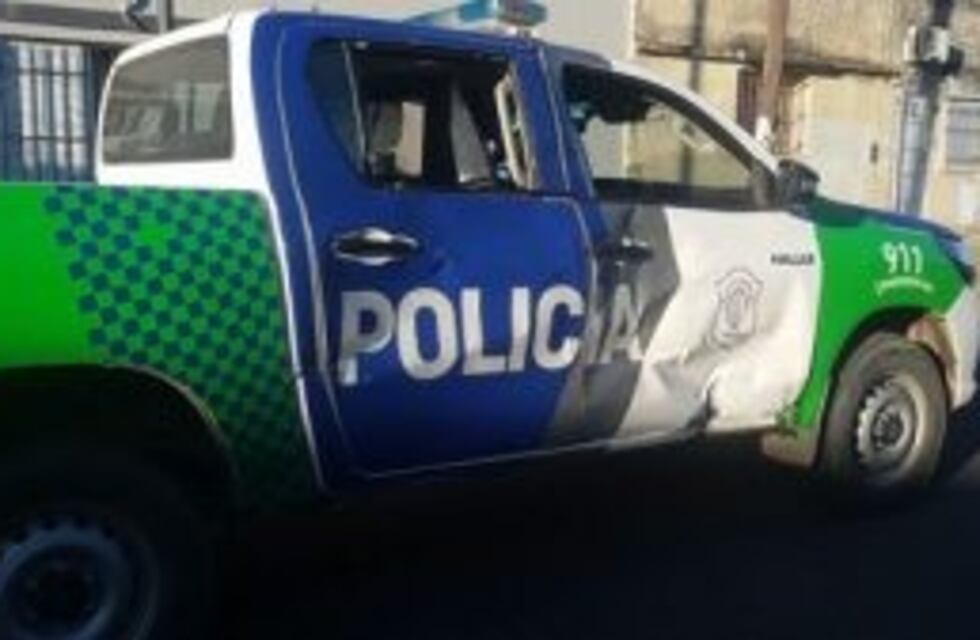 Un joven terminó inconsciente tras colisionar con su moto contra un patrullero