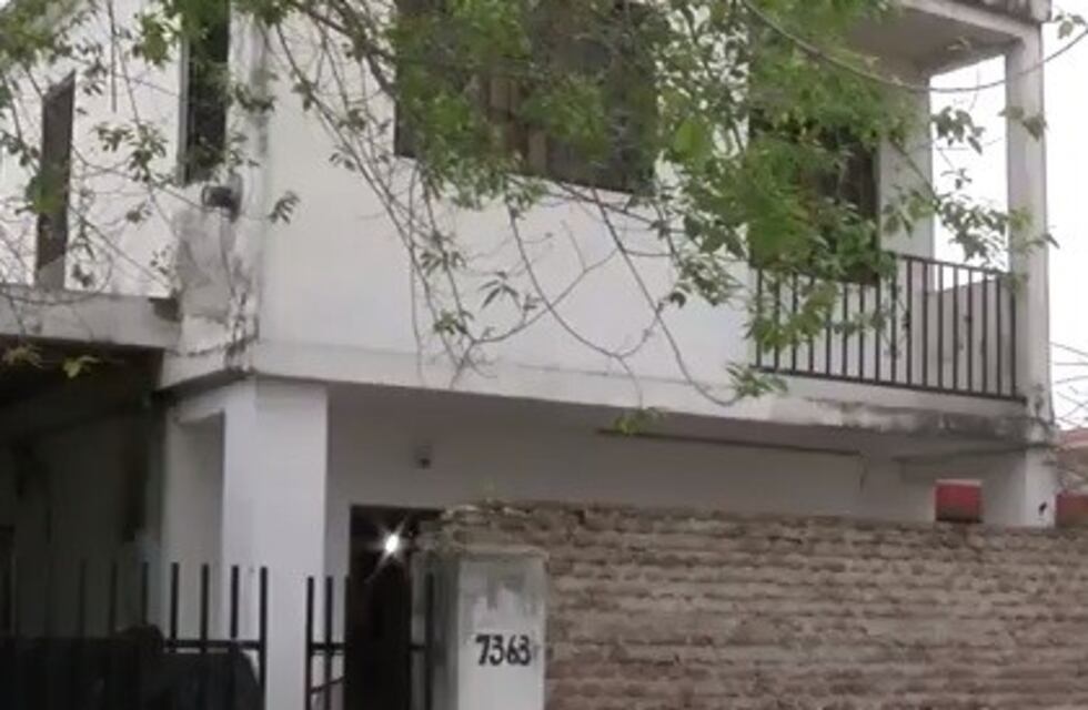 Balearon el frente de su casa y por temor se van del barrio