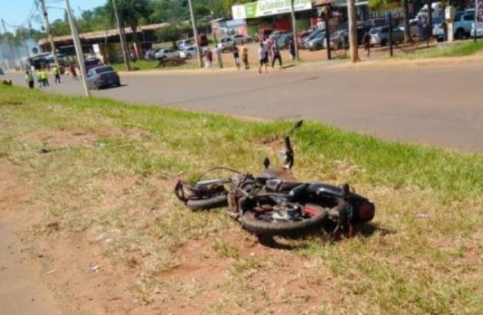 Fatal choque entre una moto y una camioneta con un menor al volante