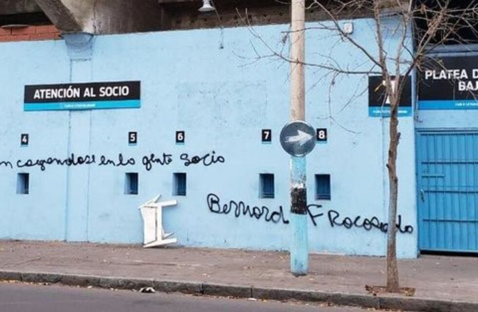 Pintadas en el Gigante en contra de Bernardi, el nuevo técnico