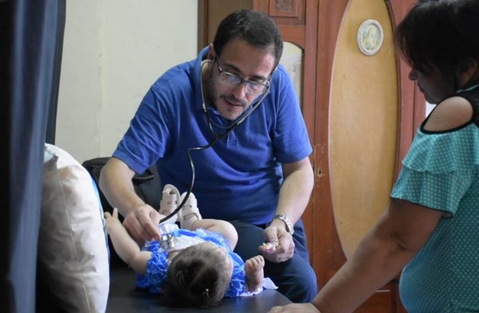 El médico solidario que atiende gratis a niños humildes