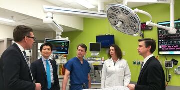 Fotografía cedida que muestra a los doctores (i-d) Brandacher Gerald, Wei-Ping Andrew Lee, Richard Redett, Cerise M\u002EC\u002E y Damon Cooney, del equipo de la Facultad de Medicina de la Universidad Johns Hopkins con sede en Baltimore (Maryland), donde se realizó el primer trasplante de pene y escroto\u002E Un soldado herido en Afganistán es la primera persona en el mundo en someterse a un trasplante de este tipo\u002E EFE/Johns Hopkins Medicine/