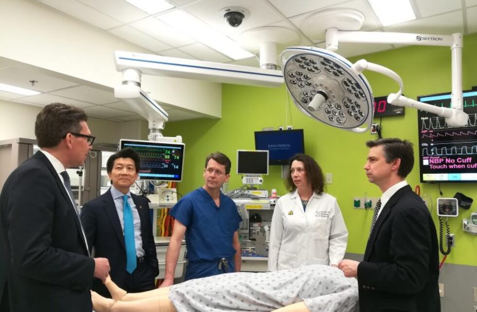 Se realizó el primer trasplante completo de pene y escroto del mundo