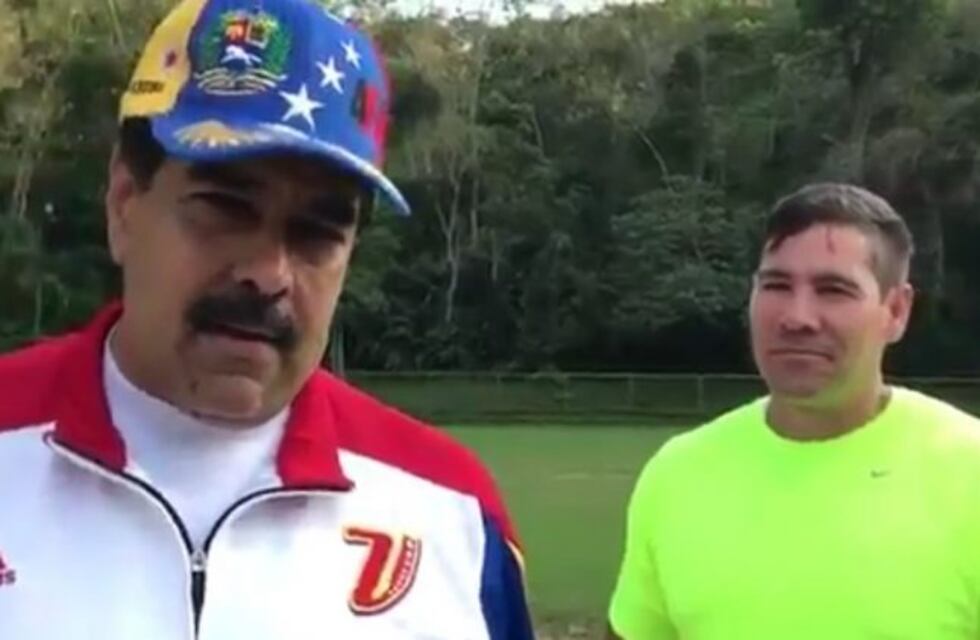 Venezuela: Nicolás Maduro se mostró jugando al béisbol en medio de la crisis