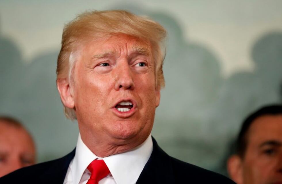 Afirman que Donald Trump pide dos veces al día informes con noticias lindas sobre sí mismo
